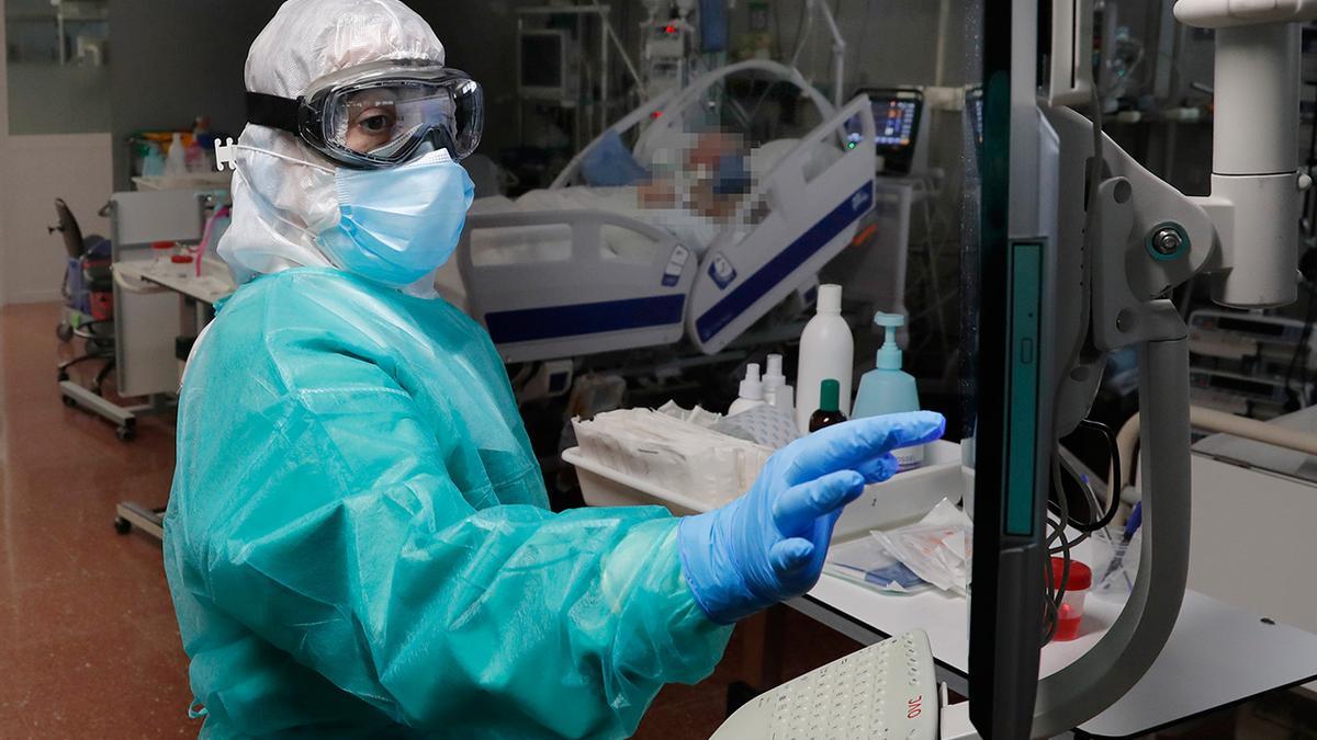 Coronavirus en Galicia: una profesional de la sanidad en Galicia en una unidad de la UCI