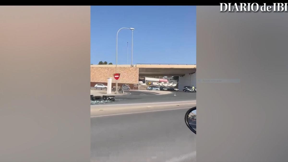 Vídeo: Un camión vuelca su carga en Ibiza