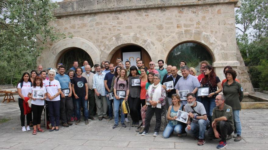 Foto de familia de autoridades, voluntarios y representantes de entidades colaboradoras, hoy en s&#039;Albufera.