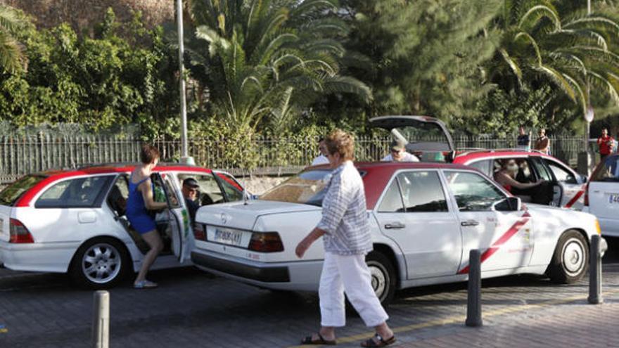 Taxis recogiendo pasajeros en el sur de Gran Canaria. | sergio pérez