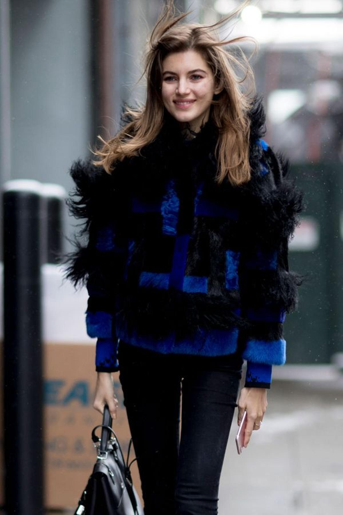 Street Style NY: abrigo de pelo azul y negro
