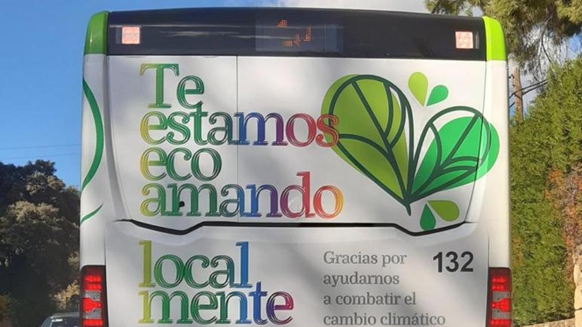 La campaña de Eco Córdoba en la parte trasera de un autobús.
