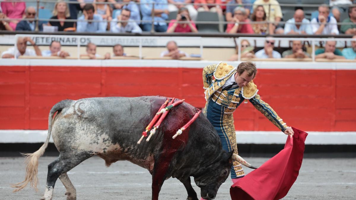 El diestro Román da un pase a uno de sus astados durante el festejo taurino de la Aste Nagusia este miércoles en Bilbao. EFE/Luis Tejido