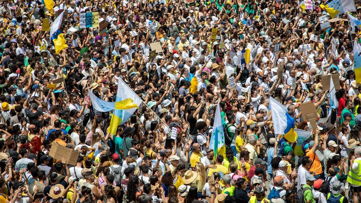 Cientos de personas protestan con carteles durante una manifestación contra el modelo turístico, a 20 de abril de 2024, en Las Palmas de Gran Canaria, Gran Canaria, Canarias (España). Las ocho islas canarias se unen hoy para protestar contra la masificación turística. Esta es la primera manifestación conjunta de la historia en todo el archipiélago, está convocada por veinte asociaciones bajo el lema ‘Canarias tiene un límite’. Los manifestantes reclaman una ecotasa, una moratoria turística y una mejor redistribución de los ingresos. Además de en Canarias, la organización ha convocado protestas en otras ciudades españolas y europeas como Granada, Barcelona, Madrid, Berlín y Londres. 20 ABRIL 2024;MANIFESTACIÓN;ISLAS;CANARIAS;ARCHIPIÉLAGO;TURISMO;MODELO;PROTESTA Europa Press Canarias 20/04/2024 / Europa Press Canarias;category_code_new