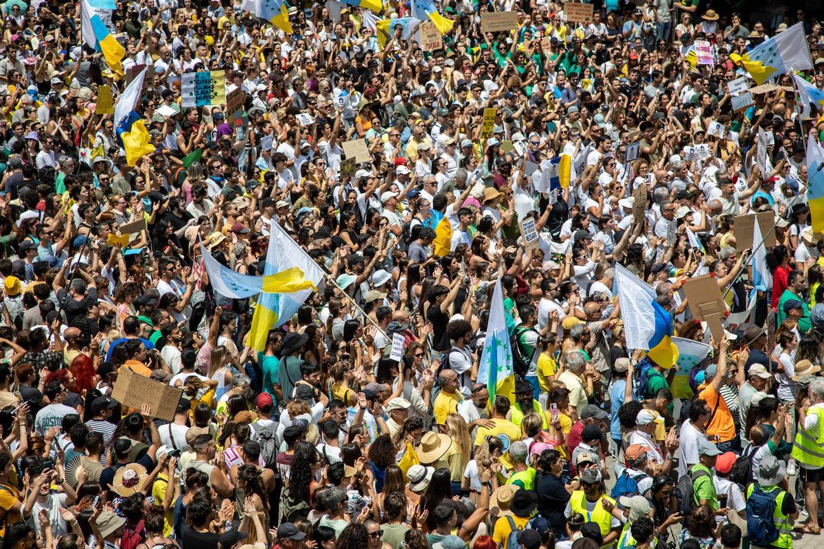 Cientos de personas protestan con carteles durante una manifestación contra el modelo turístico, a 20 de abril de 2024, en Las Palmas de Gran Canaria, Gran Canaria, Canarias (España). Las ocho islas canarias se unen hoy para protestar contra la masificación turística. Esta es la primera manifestación conjunta de la historia en todo el archipiélago, está convocada por veinte asociaciones bajo el lema ‘Canarias tiene un límite’. Los manifestantes reclaman una ecotasa, una moratoria turística y una mejor redistribución de los ingresos. Además de en Canarias, la organización ha convocado protestas en otras ciudades españolas y europeas como Granada, Barcelona, Madrid, Berlín y Londres. 20 ABRIL 2024;MANIFESTACIÓN;ISLAS;CANARIAS;ARCHIPIÉLAGO;TURISMO;MODELO;PROTESTA Europa Press Canarias 20/04/2024 / Europa Press Canarias;category_code_new;