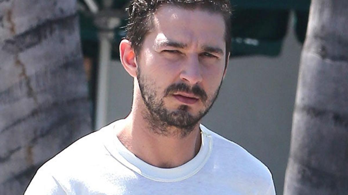 Shia LaBeouf sale esposado de un teatro