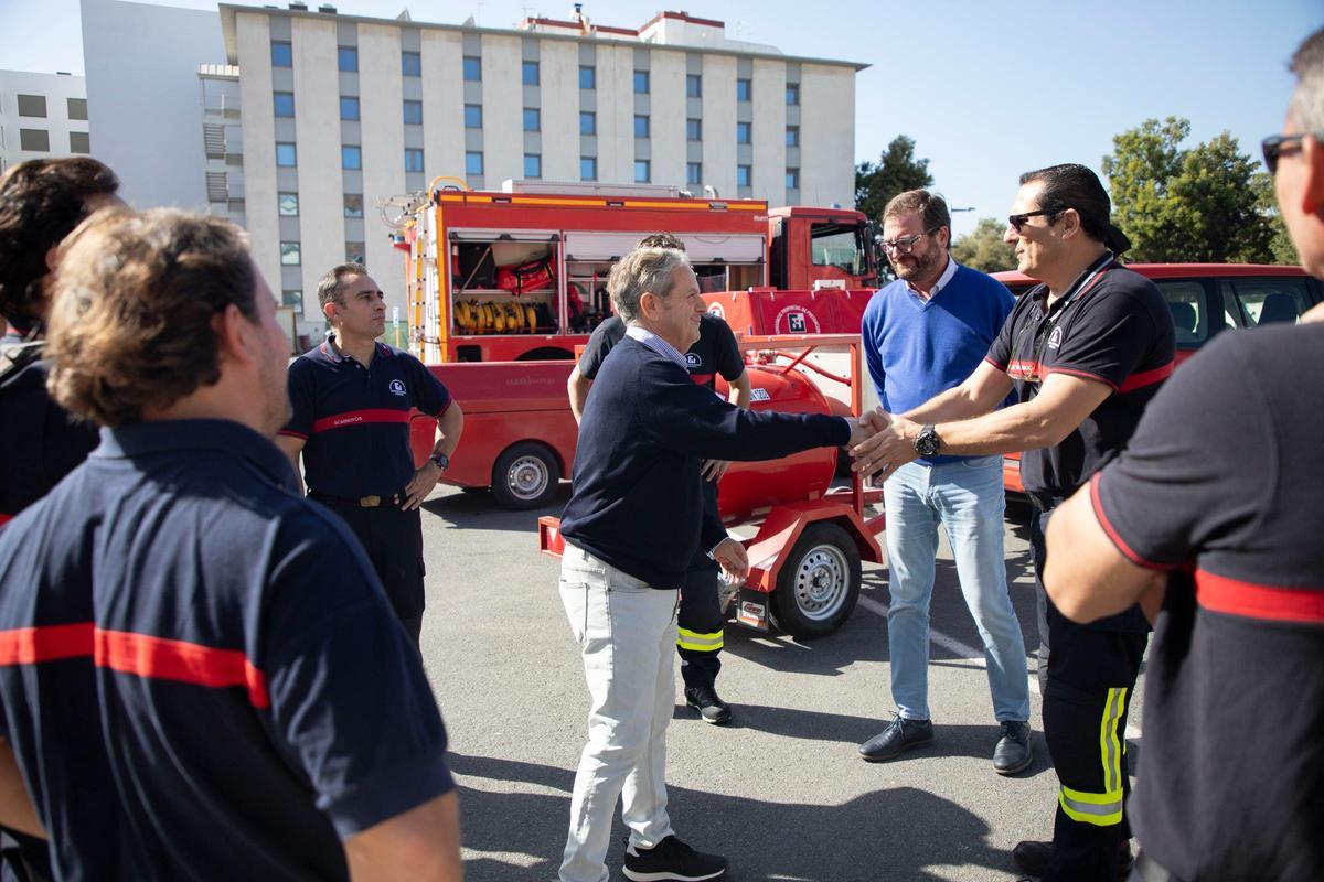 Salvador Fuentes despide a los bomberos del Consorcio.