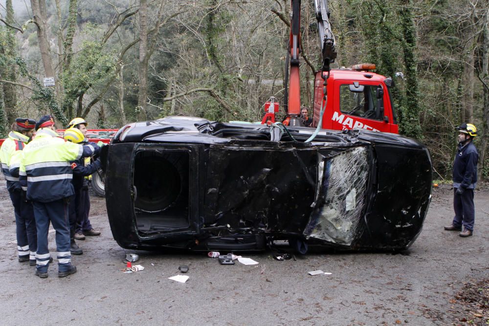 Retiren el vehicle accidentat en una pista forestal de Susqueda