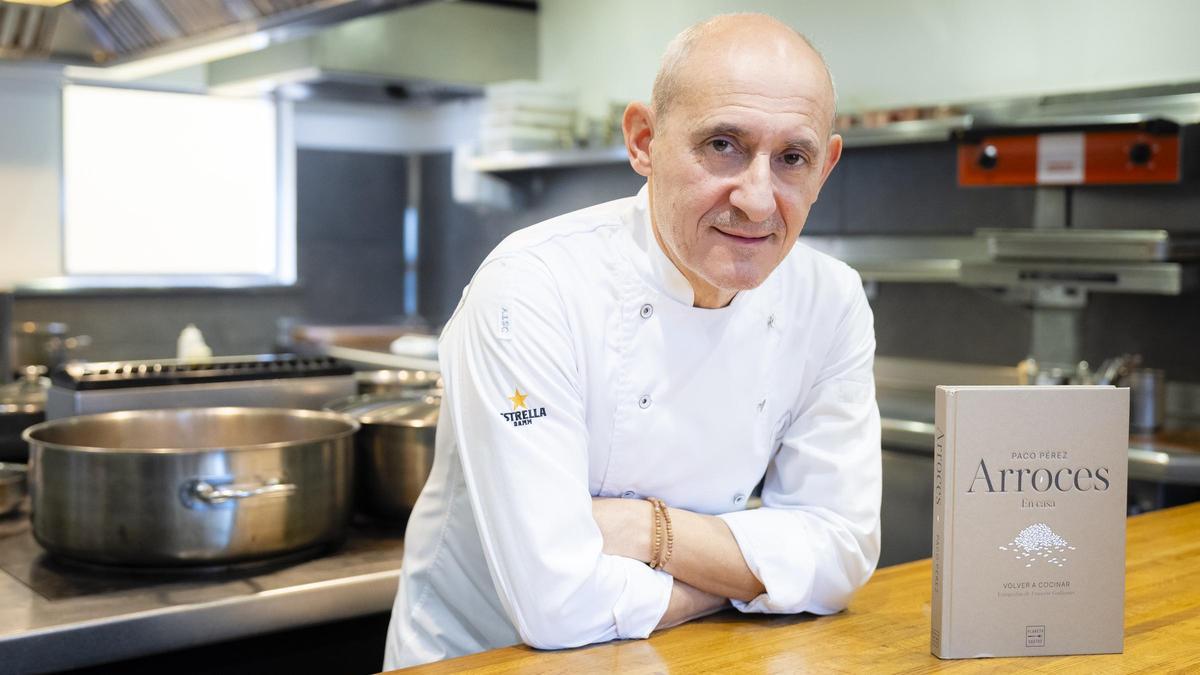 Paco Pérez amb un exemplar del llibre "Arroces" a la cuina del restaurant Miramar de Llançà.