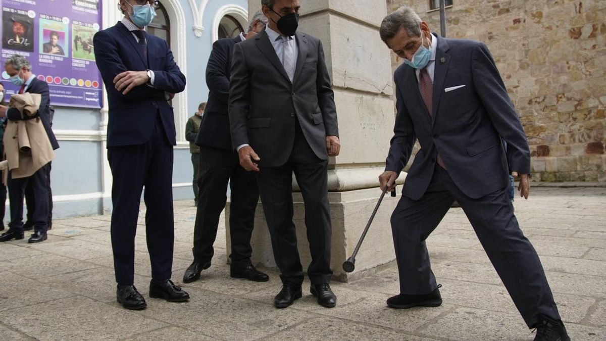 Andrés Vázquez con la &quot;muleta&quot; a las puertas del Teatro Ramos Carrión de Zamora.