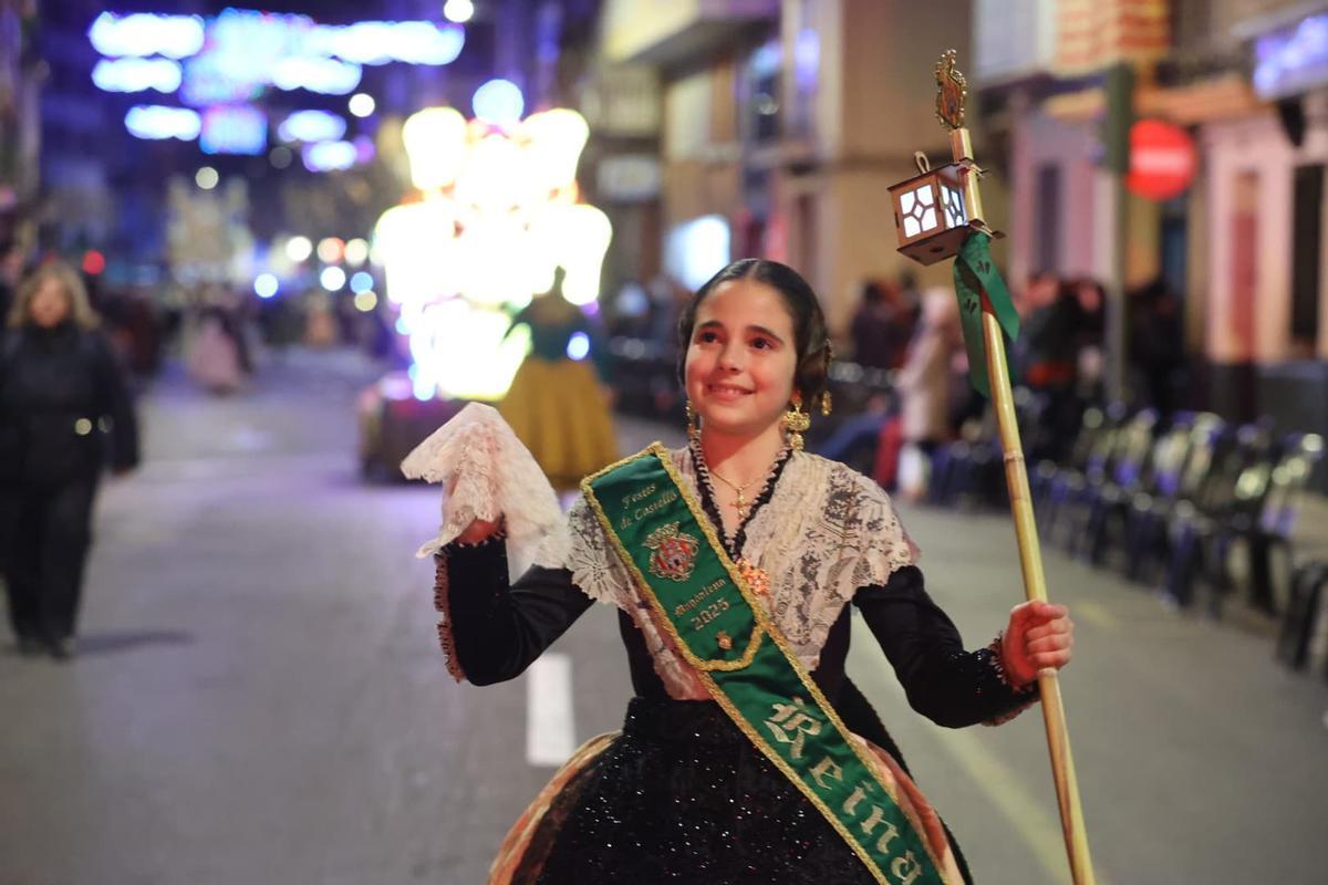 La reina infantil, Carla Ibáñez, amb la canya a la ma.