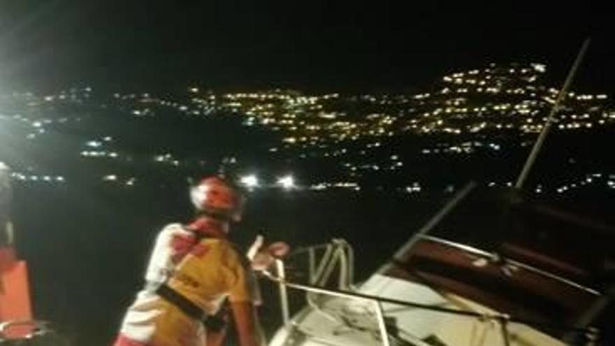 Cruz Roja rescata a seis personas de una embarcación que se hundía