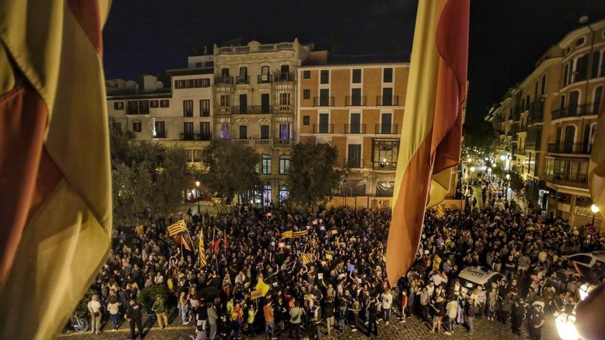 Más de 700 personas protestan en Cort por las detenciones en Cataluña