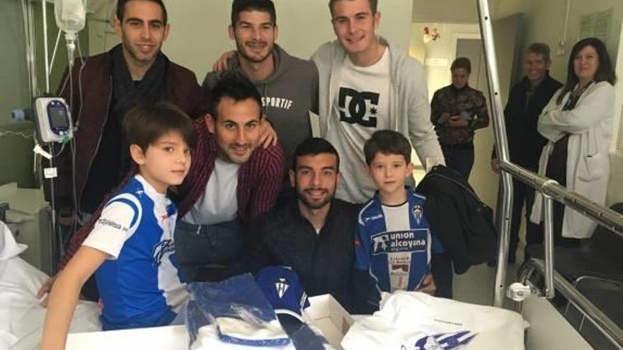 Los jugadores, ayer, con dos niños ingresados.