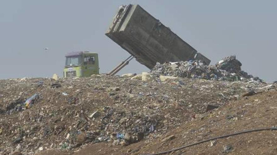Un vehículo descargando residuos sólidos urbanos en el vertedero de Els Cremats.