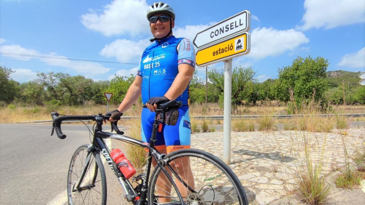 Jaume Alzamora de paseo en bicicleta.