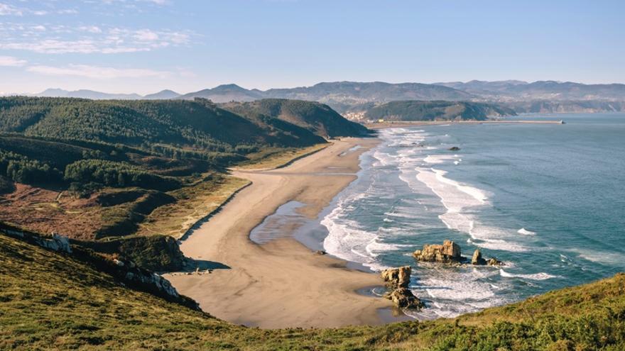 Los senderos azules parten de playas con bandera azul.