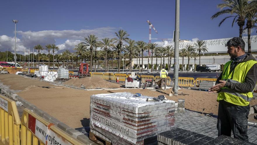 Un trabajador en una de las zonas en obras en el recinto exterior de llegadas, en el aeropuerto de Palma.