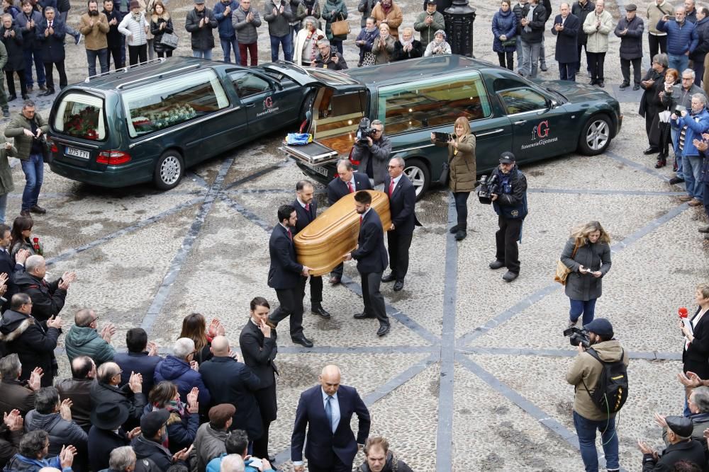 El féretro de Vicente Álvarez Areces llega al Ayuntamiento de Gijón