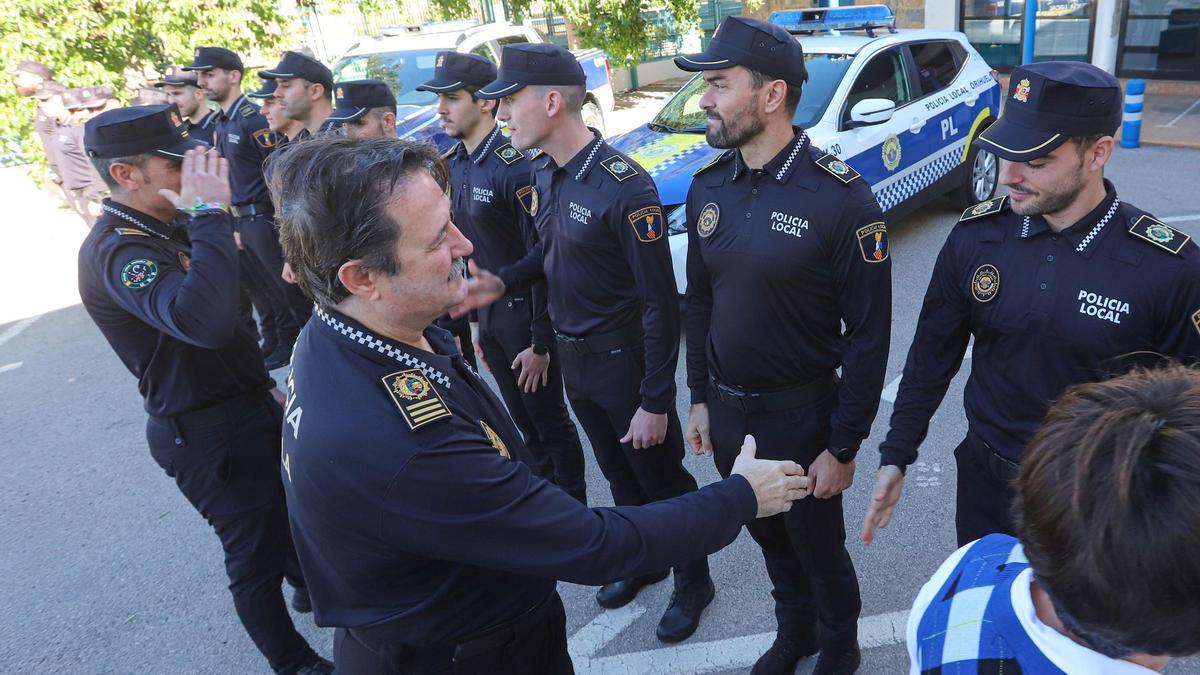 José María Pomares saludando a nuevos agentes, en una imagen de archivo