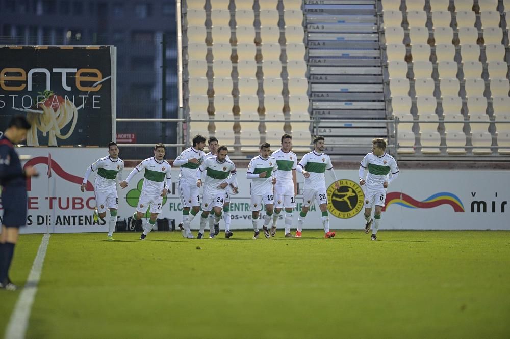 Dos golazos de León permiten al Elche, con un hombre menos por la expulsión de Noblejas, dar la vuelta al partido