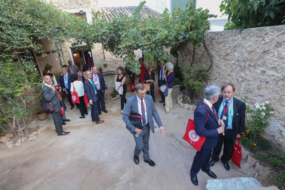 Los directivos de la reunión anual del Instituto Cervantes que acoge el Colegio Santo Domingo visitaron la casa museo Miguel Hernández, el museo de arte sacro y la Catedral
