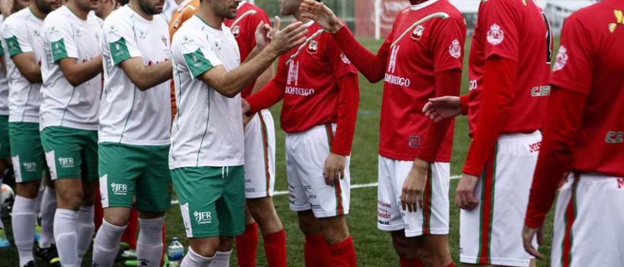 Jugadores de Estradense y Lalín se saludan antes de uno de los últimos derbis. // Bernabé/Luismy