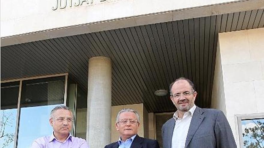 Domínguez, Senent y Del Toro a la salida del juzgado.
