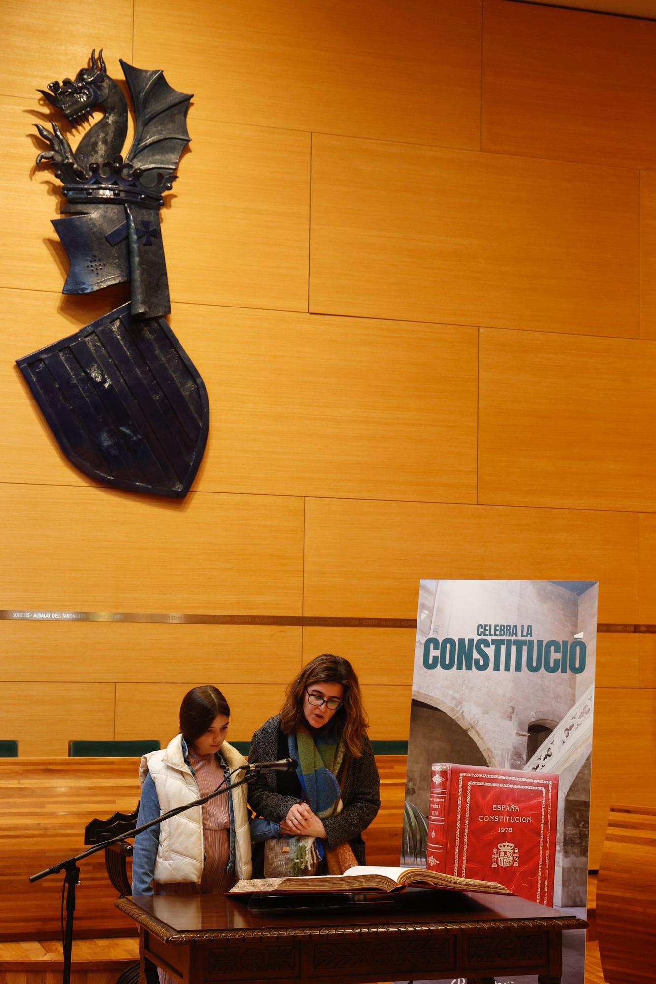 Los valencianos acuden al aniversario de la Constitución en la Diputación de València