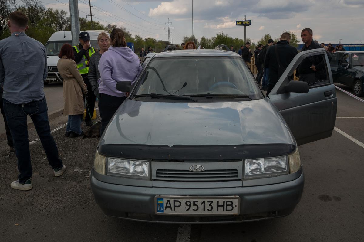 Un vehículo de una familia de refugiados ucranianos llegados a Zaporiyia.