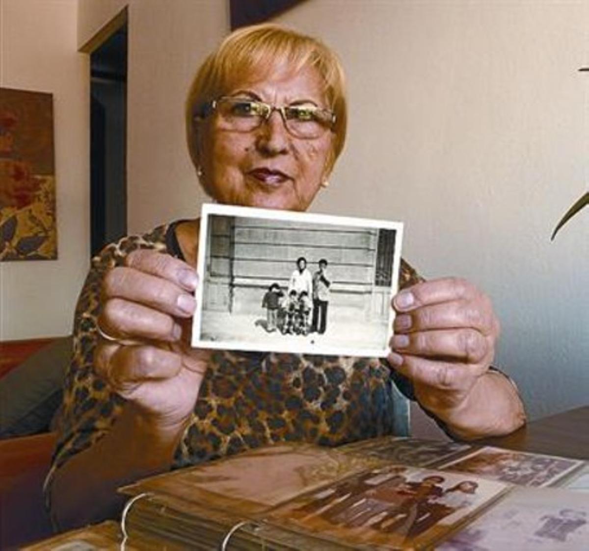 Luisa Martín mostra una foto del 1965 de la seva família davant el bloc, ahir. Luisa Martín mostra una foto del 1965 de la seva família davant el bloc, ahir.