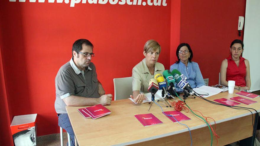 Part del futur grup municipal del PSC, amb Pia Bosch al centre.