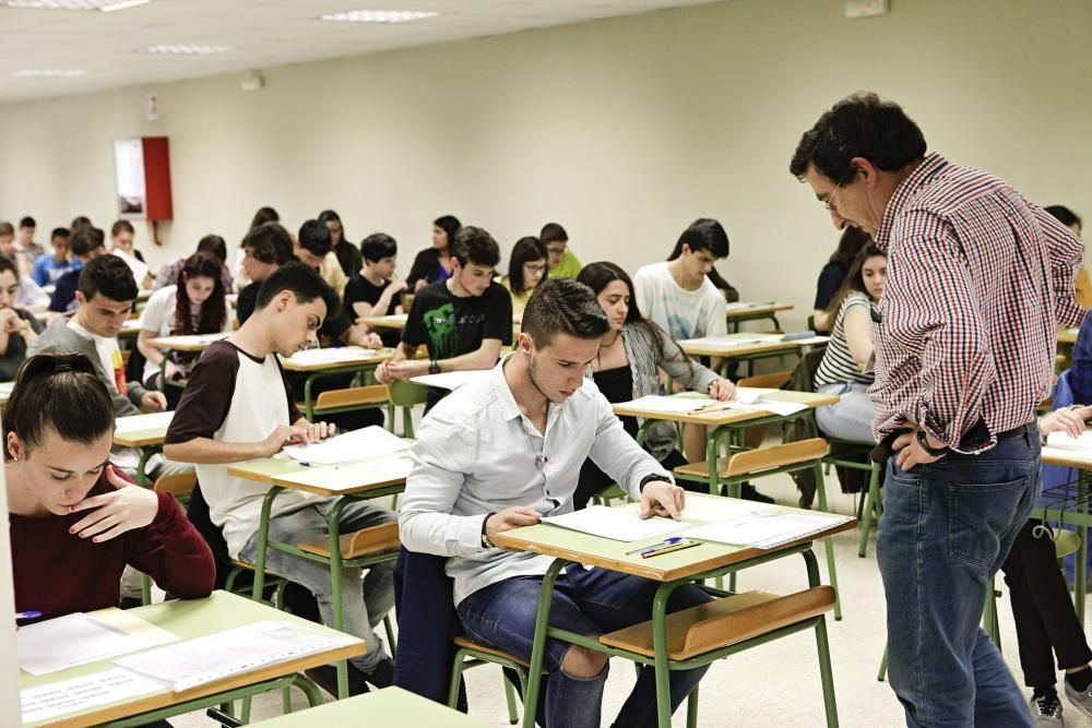 Alumnos se examinan de la PAU en Gijón