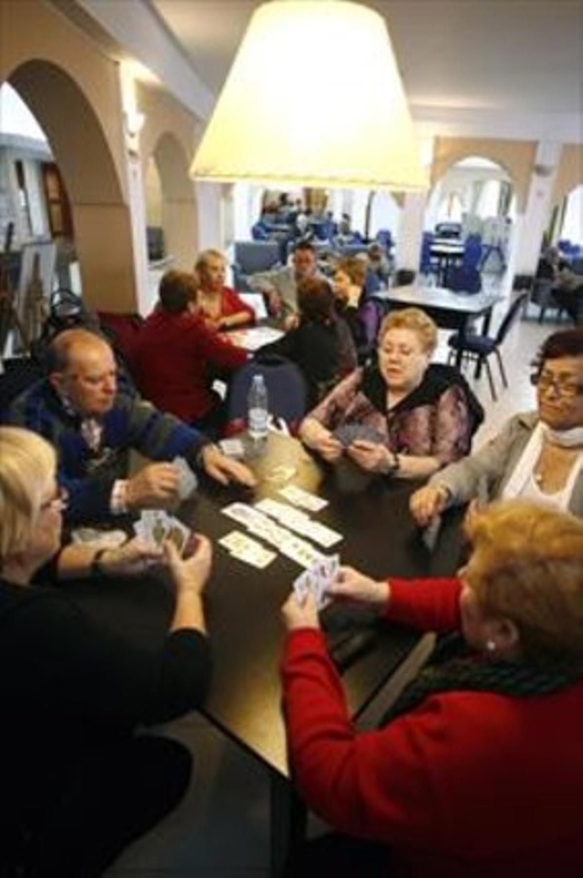 Turistas del Imserso juegan a cartas en un hotel de Lloret.