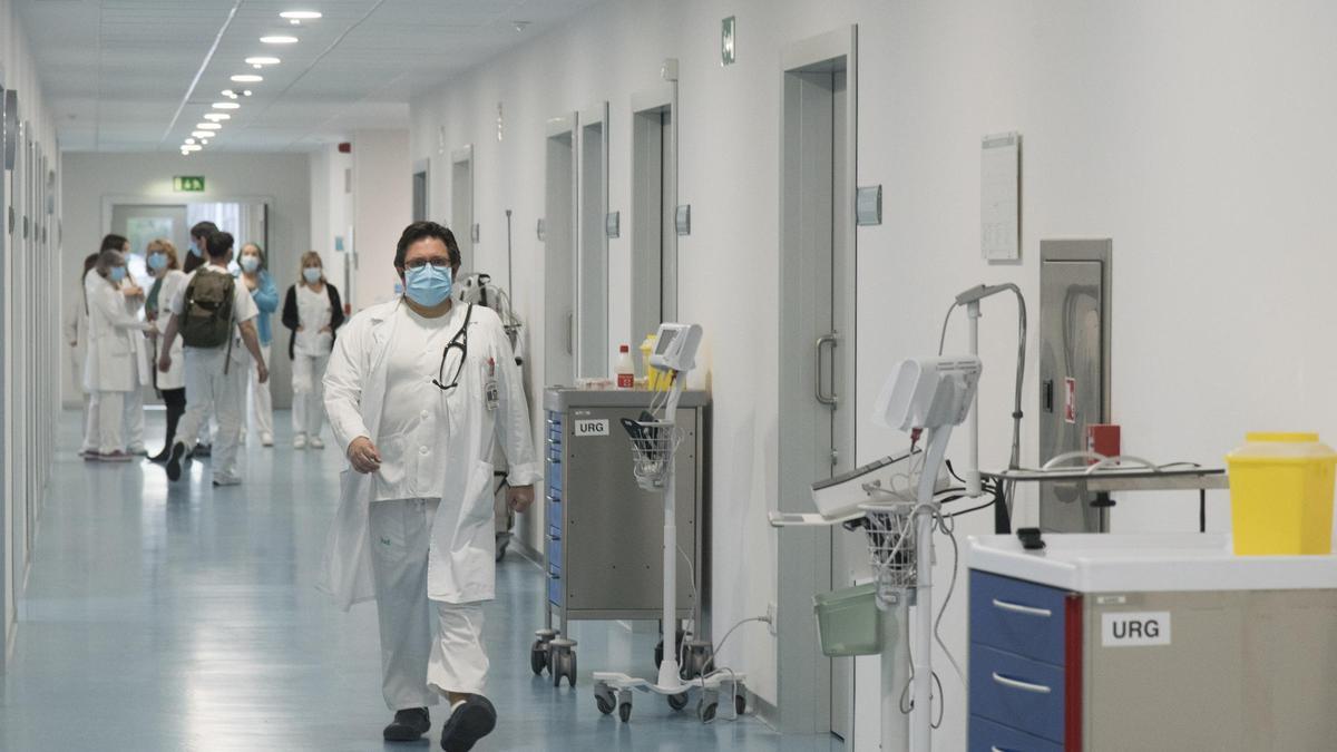 Un facultativo en un hospital de Aragón, en una imagen de archivo.