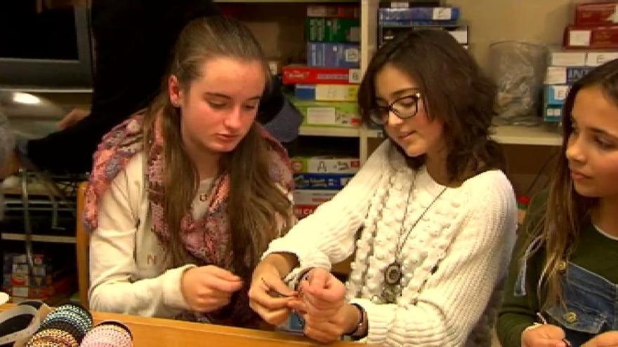 Unas niñas de Benicarló recaudan un millón contra el cáncer haciendo pulseras