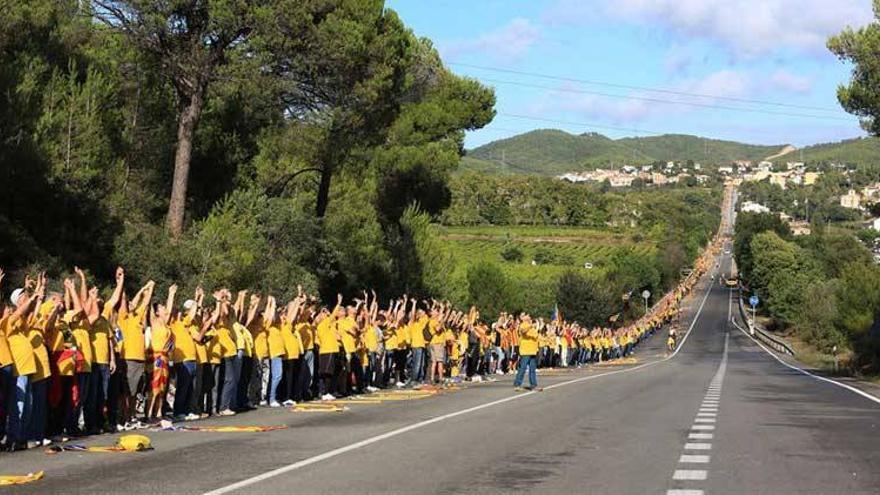 Miles de catalanes participan en la cadena humana por la secesión