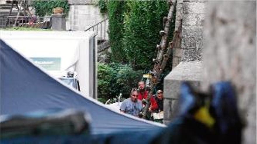 Jornada d&#039;impàs  Ahir no es va rodar. No obstant, la productora no va descansar. Els treballadors van aprofitar per retirar alguns decorats (a les escales de Sant Martí) i es va començar a posar-ne altres a la zona de darrera de Sant Feliu, on es penjaven heures a la paret. El dia 13 tampoc es rodarà.