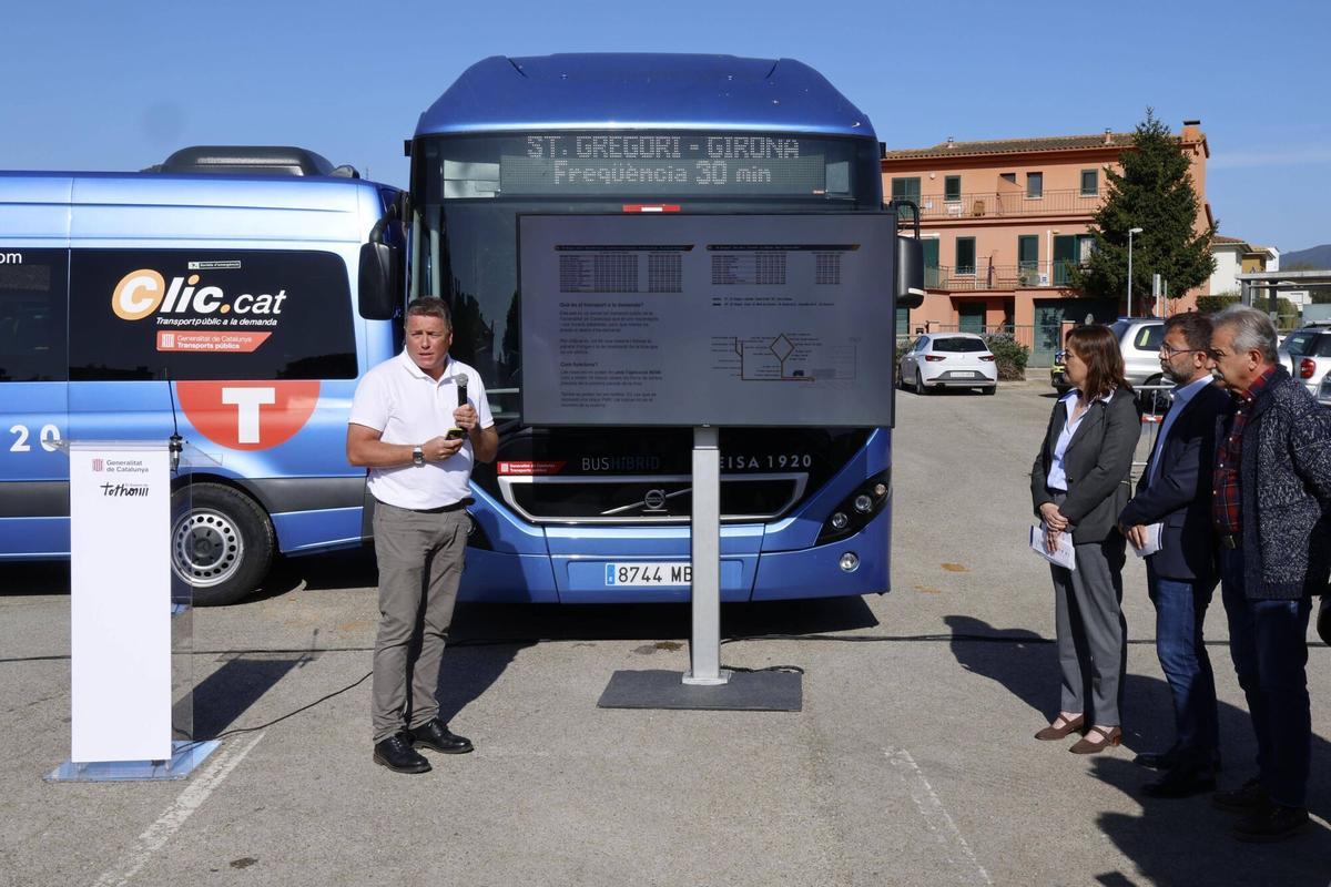 La consellera Paneque presenta la nova oferta de la linia d'autobus entre Girona, Sant Gregori i la Vall de Llemena.