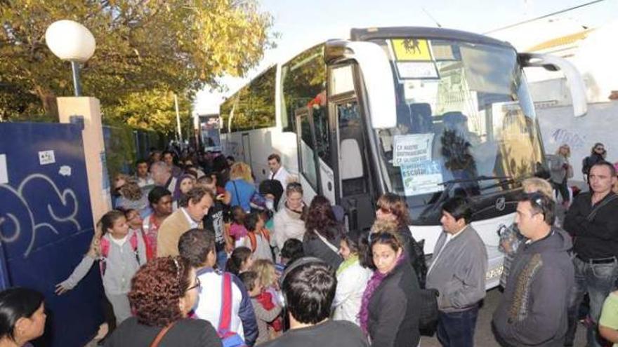 Autobús escolar junto a un centro educativo en Torrevieja, en una imagen de archivo.