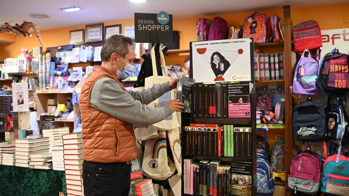 Expositor con los libros de Almudena Grandes en la librería Colón de Badajoz.