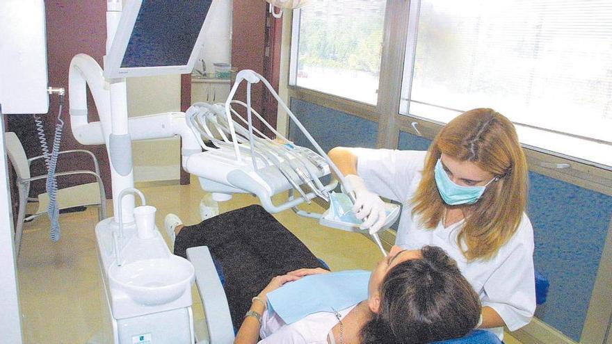 Los dentistas alertan de la moda ‘Turkeyteeth’ en busca de tratamientos baratos
