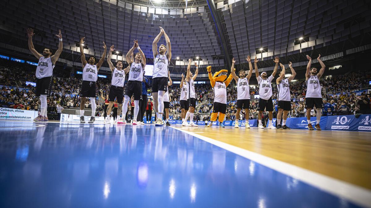 Els jugadors del Burgos celebrant el triomf després del partit