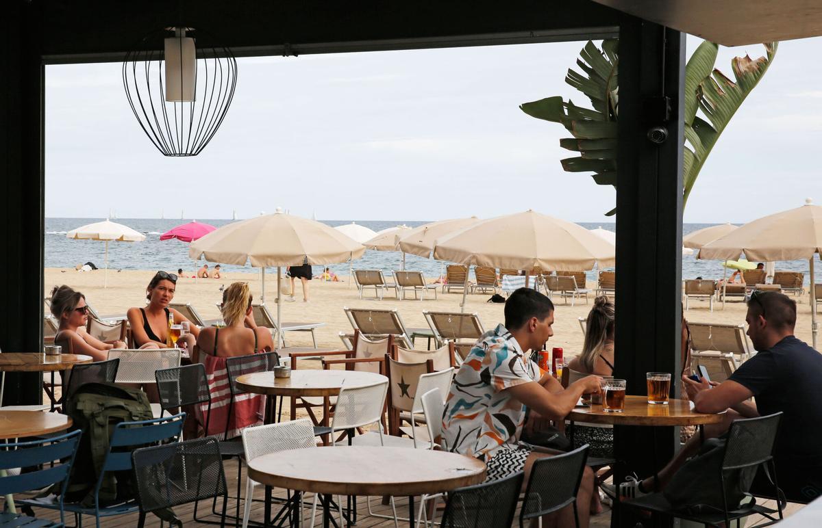Un chiringuitos de playa de Barcelona, en una imagen de archivo. Denuncia por la concesiones. Xiringuito Turistas terrazas bar vacaciones turismo FOTO: ALVARO MONGE