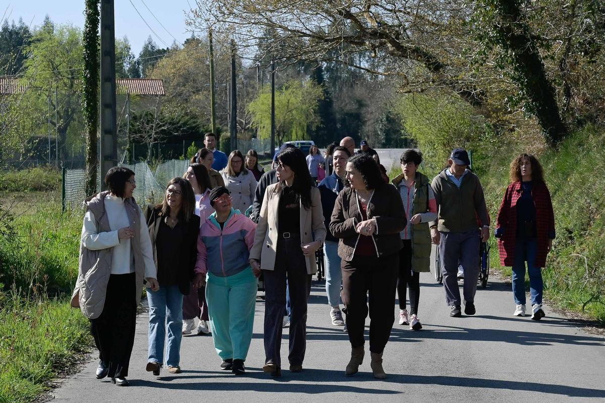 A conselleira e a delegada da Xunta con profesionais e usuarios de Íntegro.