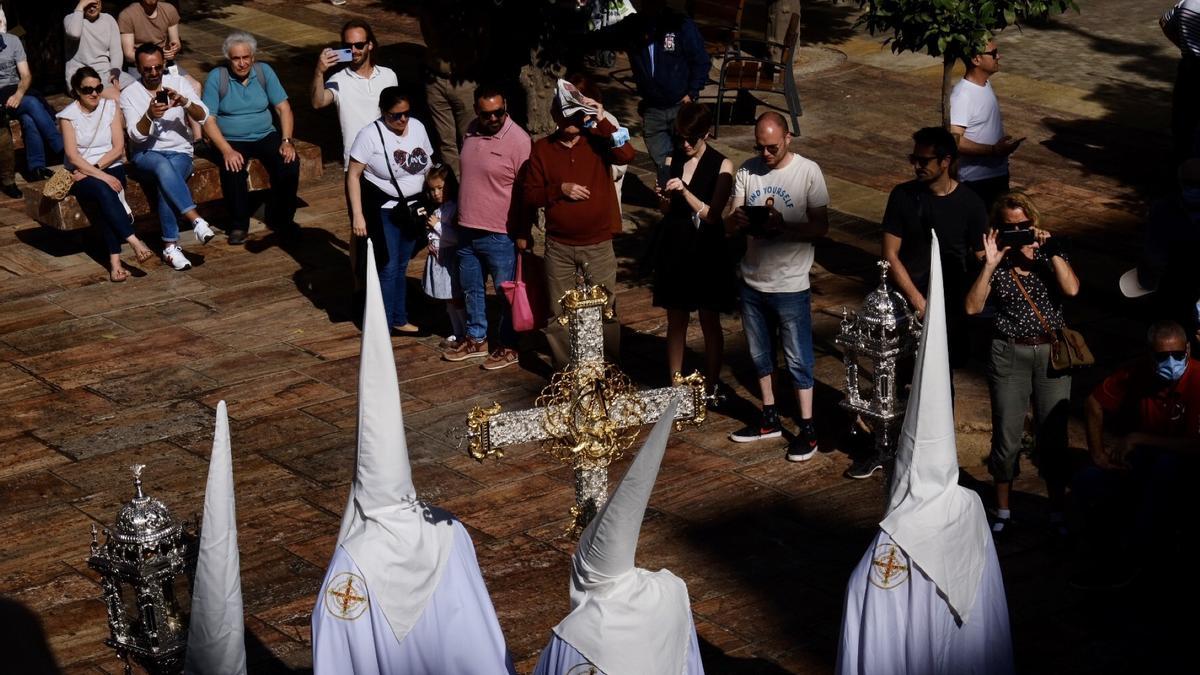 El Centro de Málaga este domingo, durante la procesión del Resucitado, ha registrado temperaturas casi veraniegas.