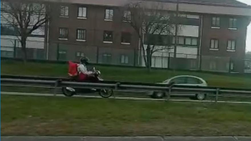 El vídeo de un motorista en dirección contraria en Oviedo que revoluciona las redes