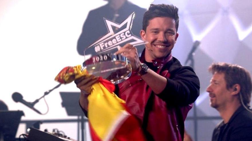 Nico Santos, con el trofeo de ganador del Eurovisión alternativo