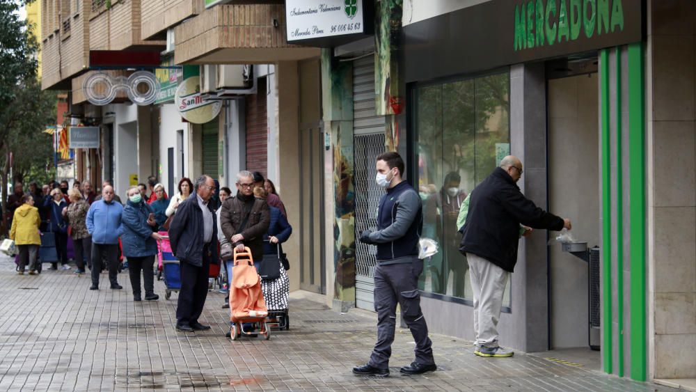 Colas en supermercados y farmacias de València por seguridad