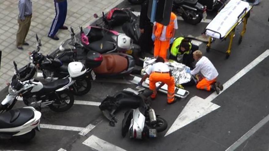 Herido leve tras chocar con varias motos aparcadas